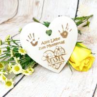 Muttertag, mit dem echten Handabdruck vom Kind graviert, Holzanhänger Herz für Geschenke oder Blumenstrauß Bild 2