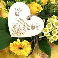 Muttertag, mit dem echten Handabdruck vom Kind graviert, Holzanhänger Herz für Geschenke oder Blumenstrauß Bild 5
