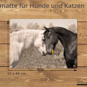 Napfunterlage | Futtermatte „Liebende Pferde“ aus Premium Vinyl - 44x32 cm - rutschhemmend, abwaschbar, reißfest - Made Bild 2