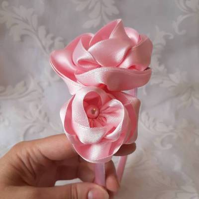 Festlicher Haarreif in Rosa mit zwei eleganten Satinrosen 