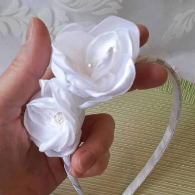 Festlicher Haarreif in Weiß mit romantischen Satinblumen 