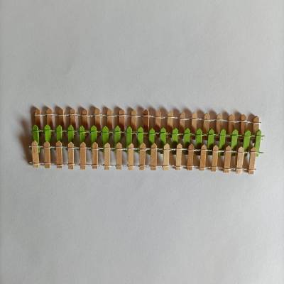 Miniatur Zaun, Flexibler Holzzaun, Miniatur Gartenzaun in Natur & Maigrün Länge: ca. 21 cm
