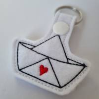 PAPIERSCHIFFCHEN-Schlüsselanhänger in weiß mit rotem Herzchen - von he-ART by helen hesse Bild 1
