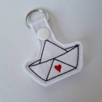 PAPIERSCHIFFCHEN-Schlüsselanhänger in weiß mit rotem Herzchen - von he-ART by helen hesse Bild 2