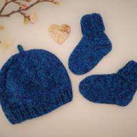 Baby Mütze (bis KU36 cm) und Söckchen als Set  Farbe kobaltblau/türkis meliert ein tolles Geschenk zur Geburt oder Taufe Bild 1