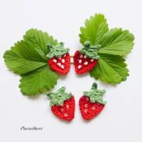 2 gehäkelte Erdbeeren aus 2 Farbvariationen wählbar - Häkelapplikationen,Aufnäher,Tischdeko - rot,grün,weiß Bild 1