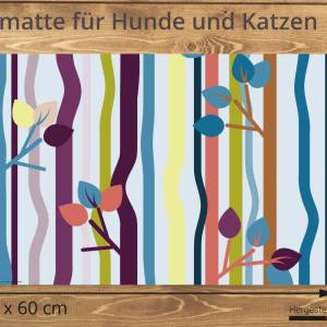 Napfunterlage | Futtermatte „Verspieltes Waldmuster“ aus Premium Vinyl - 60x40 cm - rutschhemmend, abwaschbar, reißfest Bild 2