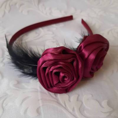 Festlicher Haarreif in Violett und Schwarz mit romantischen Satinblumen 