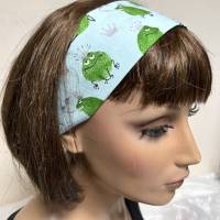 Pfiffiges Haarband aus Baumwollstoff mit kleinen grünen Fröschen. Einheitsgröße durch eingefasstes Gummiband Bild 1