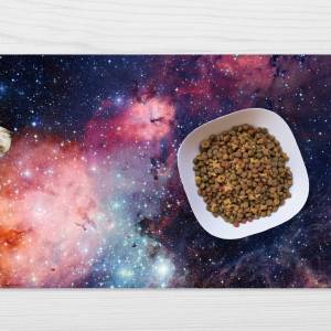 Napfunterlage | Futtermatte „Entfernte Galaxie“ aus Premium Vinyl - 60x40 cm - rutschhemmend, abwaschbar, reißfest - Mad Bild 1
