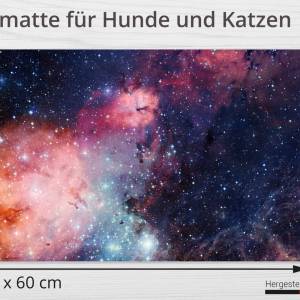 Napfunterlage | Futtermatte „Entfernte Galaxie“ aus Premium Vinyl - 60x40 cm - rutschhemmend, abwaschbar, reißfest - Mad Bild 2