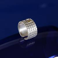 Ring „Kleinkariert“  – gefertigt in 935 Silber mit Feingold-Belötung Bild 3
