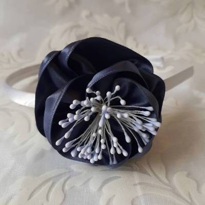 Festlicher Haarreif in Grau und Weiß mit romantischer Satinblumen 