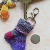 Minisocke, Schlüsselanhänger, handgestrickt, bunt, Chipsocke, Chipanhänger, in lila- grau -Tönen Bild 1