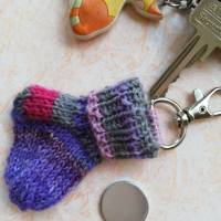 Minisocke, Schlüsselanhänger, handgestrickt, bunt, Chipsocke, Chipanhänger, in lila- grau -Tönen Bild 2