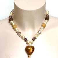wunderschöne halsnahe Kette aus Filz-, Glas-, und Perlen in zarter Farbkombination, mit einem glänzenden Glasherz Bild 1