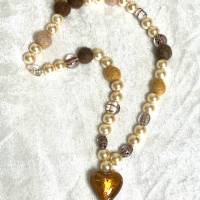 wunderschöne halsnahe Kette aus Filz-, Glas-, und Perlen in zarter Farbkombination, mit einem glänzenden Glasherz Bild 2