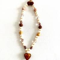 wunderschöne halsnahe Kette aus Filz-, Glas-, und Perlen in zarter Farbkombination, mit einem glänzenden Glasherz Bild 3