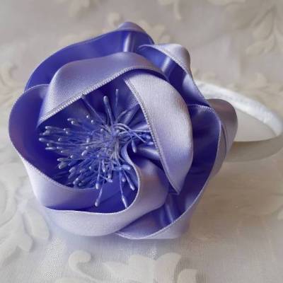 Festlicher Haarreif in Flieder mit romantischer Satinblume 