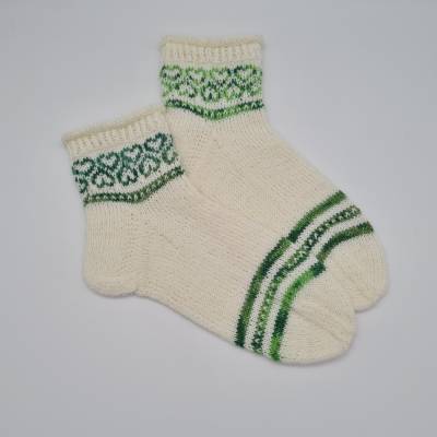 Gestrickte Socken in weiß grün, Gr. 38/39, romantische Fairisle Herzen im Schaft, handgestrickt