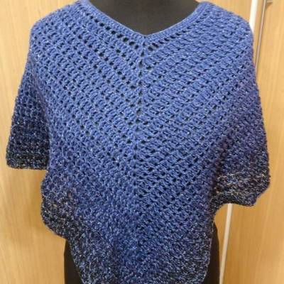 leichter Poncho gehäkelt