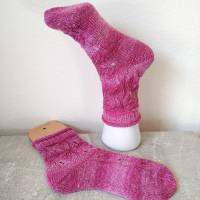 handgestrickte Socken, Größe 38/39, 4fach Sockenwolle von Gründl, mit Lochmuster, Beerenfarbe Bild 1