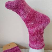 handgestrickte Socken, Größe 38/39, 4fach Sockenwolle von Gründl, mit Lochmuster, Beerenfarbe Bild 2