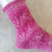 handgestrickte Socken, Größe 38/39, 4fach Sockenwolle von Gründl, mit Lochmuster, Beerenfarbe Bild 3