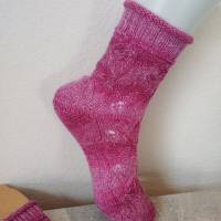 handgestrickte Socken, Größe 38/39, 4fach Sockenwolle von Gründl, mit Lochmuster, Beerenfarbe Bild 4