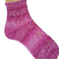 handgestrickte Socken, Größe 38/39, 4fach Sockenwolle von Gründl, mit Lochmuster, Beerenfarbe Bild 6