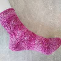 handgestrickte Socken, Größe 38/39, 4fach Sockenwolle von Gründl, mit Lochmuster, Beerenfarbe Bild 7