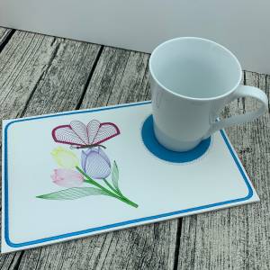 Untersetzer Tassenteppich MugRug Kunstleder Filz Blume Schmetterling weiß Stickerei bestickt Tischdeko praktisch Bild 1