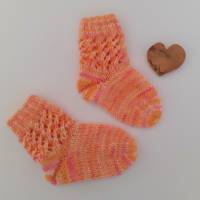handgestrickte Babysocken Erstlingssocken orange- rosefarben meliert im Schaft mit Lochmuster Fusslänge 10,5 cm Bild 3