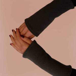Khaki Armstulpen mit flauschiger Fleece-Innenseite doppelseitiger Stoff. Geschenkideen für Frauen. 1 Paar warme Stulpen. Bild 8