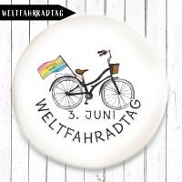 Weltfahrradtag Fahrrad mit Banner Critical Mass Button Bild 1