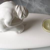 Für Deine Wohlfühloase - Stein-Teelicht mit gebeugt sitzende Frau Bild 1