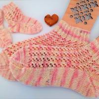 Socken für Mama und Baby als Set - handgestrickt Größe 38 und Erstlingsgröße Farbe natur- rose Bild 1