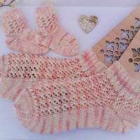 Socken für Mama und Baby als Set - handgestrickt Größe 38 und Erstlingsgröße Farbe natur- rose Bild 4
