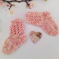 Socken für Mama und Baby als Set - handgestrickt Größe 38 und Erstlingsgröße Farbe natur- rose Bild 8