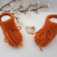 Babyschuhe Erstlingsschuhe handgestrickt Farbe orangefarben 100 % Wolle(Merinowolle) zum  Binden Bild 1