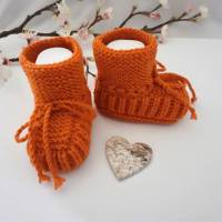 Babyschuhe Erstlingsschuhe handgestrickt Farbe orangefarben 100 % Wolle(Merinowolle) zum  Binden Bild 3