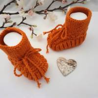 Babyschuhe Erstlingsschuhe handgestrickt Farbe orangefarben 100 % Wolle(Merinowolle) zum  Binden Bild 4