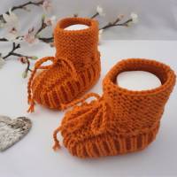 Babyschuhe Erstlingsschuhe handgestrickt Farbe orangefarben 100 % Wolle(Merinowolle) zum  Binden Bild 5