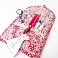 Kleine Wandtasche (rot) für den Schreibtisch oder an der Nähmaschine, mit Notizleiste und 2 praktischen Taschen Bild 1