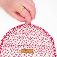 Kleine Wandtasche (rot) für den Schreibtisch oder an der Nähmaschine, mit Notizleiste und 2 praktischen Taschen Bild 3