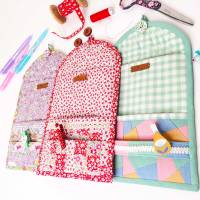 Kleine Wandtasche (rot) für den Schreibtisch oder an der Nähmaschine, mit Notizleiste und 2 praktischen Taschen Bild 7