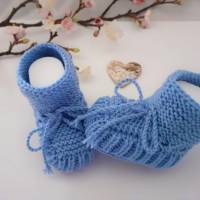 Babyschuhe Erstlingsschuhe handgestrickt Farbe hellblau  100 % Wolle (Merinowolle) zum  Binden Bild 5