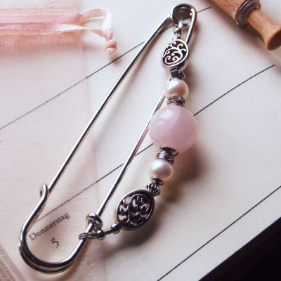 Rosenquarz Tuchnadel mit echten Perlen Silber, 10cm Kiltnadel N10-S-11