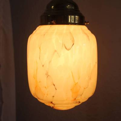 alter Lampenschirm aus Glas creme orange marmoriert