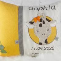 Personalisiertes Kissen zur Geburt oder Taufe, mit Giraffe, in gelb, beige, aus Baumwollstoff, Namenskissen Bild 1